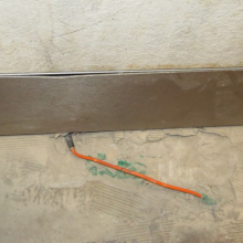 Virtually the whole connector has been pulled into the perimeter wall, where there is no reliable heat dissipation. The second mistake is the bending of the heating cable immediately after the connector – heating and the different expansion of materials in the bend create cyclic mechanical stress on the joint, which can lead to its interruption