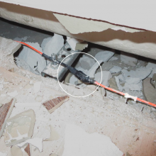 The cut in the heating cable was repaired with a breakable terminal block and insulated with black electrical insulating PVC tape. As the several layers of adhesive tape show, the person in question certainly didn´t want to underestimate the repair….