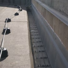 Los cables calefactores evitan la acumulación de nieve en los lugares del tejado donde no es deseable.