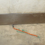 Virtually the whole connector has been pulled into the perimeter wall, where there is no reliable heat dissipation. The second mistake is the bending of the heating cable immediately after the connector – heating and the different expansion of materials in the bend create cyclic mechanical stress on the joint, which can lead to its interruption